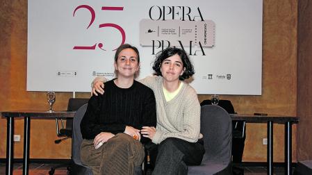 Carmen Garrido (izq.), productora de la película, y Sara Fantova, este domingo 26 de octubre en Tudela