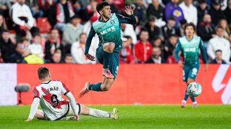 El delantero del Rayo y autor del único tanto del encuentro, Alemao, trata de frenar el avance del jugador del Alavés, Carles Aleñá /
