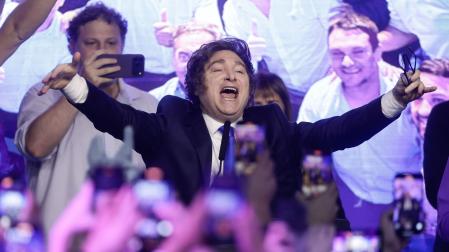 El presidente de Argentina, Javier Milei, habla ante sus seguidores tras ganar las elecciones legislativas con el 39 % de los votos