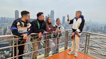 The Grefg, IlloJuan, Sofía Surferss y Lola Lolita, en lo alto de un rascacielos de Chongqing en su primer día en 'Universo Calleja'