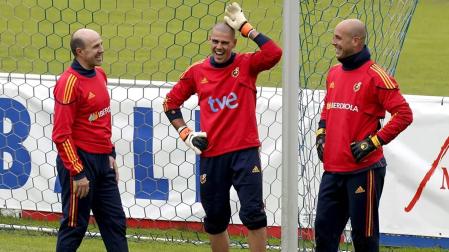 Los exguardametas de la selección española de fútbol Pepe Reina (d) y Víctor Valdés (c) conversan con el entonces preparador de porteros José Manuel Ochotorena