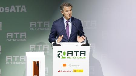 El líder del Partido Popular, Alberto Núñez Feijóo, interviene durante la entrega de los XXIV premios Autónomo del Año en Madrid, este lunes
