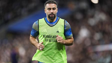 Dani Carvajal calienta antes del inicio del Clásico en el Santiago Bernabéu /