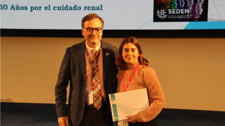 Cristina Labiano Pérez-Seoane, de la Clínica Universidad de Navarra, recogió el premio Lola Andreu 2025, de manos de Rodolfo Crespo Montero, editor Jefe de la revista ‘Enfermería Nefrológica’
