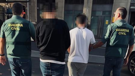 Imagen del momento de la detención de los dos varones en la localidad de Portugalete