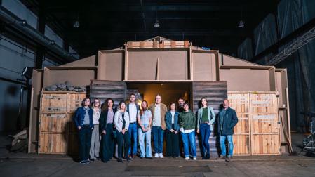 Delegación institucional que visitó el plató construido en Refena
