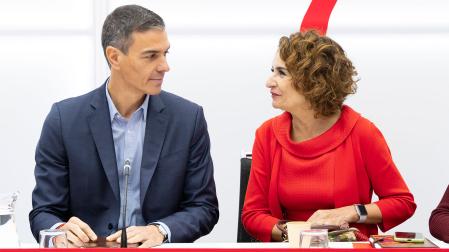 El presidente del gobierno y secretario general del PSOE Pedro Sánchez, y la ministra de Hacienda María Jesús Montero, este lunes durante la reunión del Comité Ejecutivo Federal en Madrid