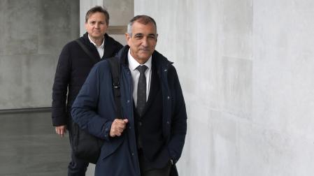 El consejero Óscar Chivite y el director general de Obras Públicas, Pedro López, se dirigen a la sala de comisiones del Parlamento para una comparecencia sobre la adjudicación de las obras de Belate