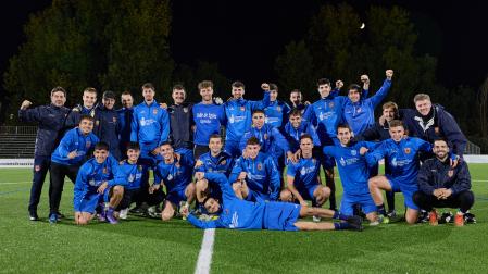 La plantilla y el cuerpo técnico del Valle de Egüés, antes de la sesión de entrenamiento en el Municipal de Sarriguren