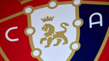 Un escudo de Osasuna en las instalaciones de Tajonar