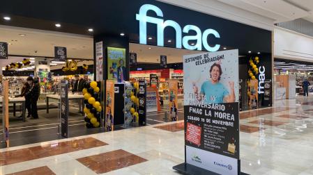 La tienda Fnac La Morea, con el cartel de su décimo aniversario