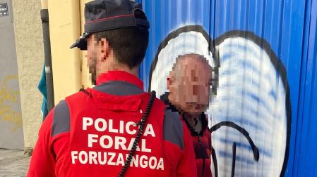 Momento de la detención de un hombre por tráfico de drogas en Burlada