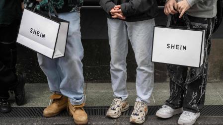 Varias personas sujetan bolsas de Shein