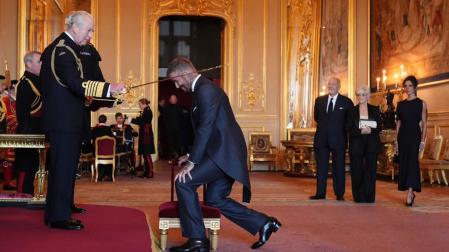 El rey Carlos III corona caballero a David Beckham