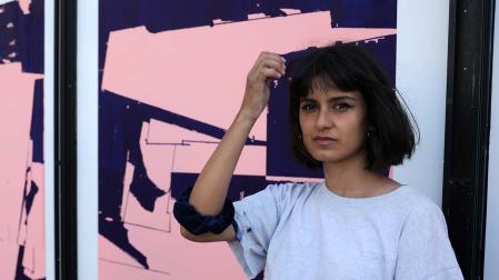 Amaya Suberviola, junto al mural realizado en el ciclo 'Nueve soles', en 2023 en el Museo de Navarra