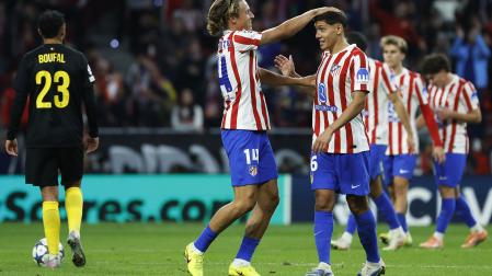 El jugador del Atlético Marcos Llorente celebra con Nahuel Molina el tercer gol del equipo rojiblanco /