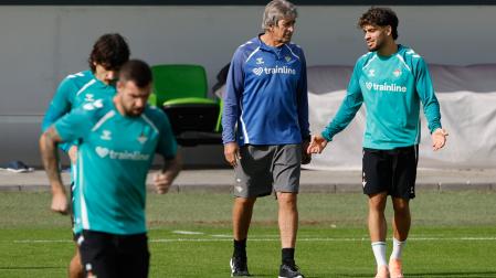 El entrenador del Real Betis, el chileno Manuel Pellegrini, conversa con el delantero Ez Abde
