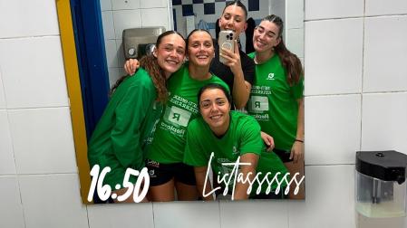 Una de las fotos compartidas por Mica Casasola de su rutina diaria. La argentina posa junto a Isi, Maca, Elsa y Nerea en el vestuario del Replasa Beti Onak en el polideportivo Hermanos Induráin de Villava