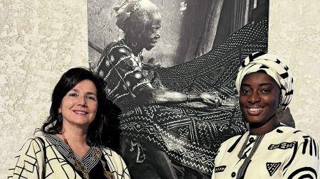 Irene López de Castro y Fatoumata Tioyé Coulibaly, con la foto de  Konimba Diarra, obra de Jonh Damanti