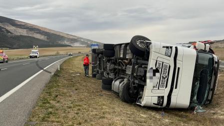 Camión que se ha salido de la carretera en Tiebas por el fuerte viento