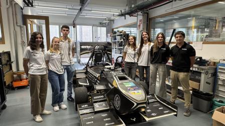 Los siete integrantes navarros del equipo de automoción de la Escuela de Ingeniería de la Universidad de Navarra en el campus de San Sebastián.