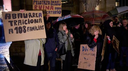 Concentración delante de la Casa Consistorial de Pamplona de los afectados por la promoción de VPO de Maristas