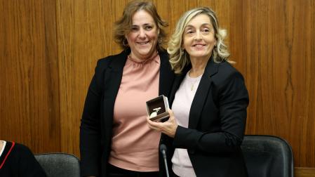 Marta Azcona, tras tomar posesión de su cargo junto a la alcaldesa, Marta Ruiz de Alda