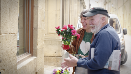 Un cliente junto con una comerciante una floristería