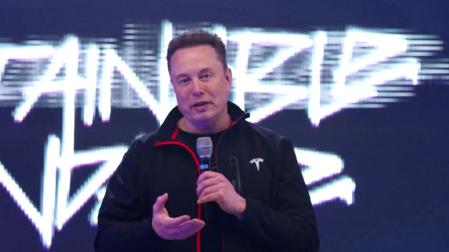 Captura de video tomada de la transmisión oficial de Tesla en X donde se ve a Elon Musk hablando durante el evento este jueves, en Austin