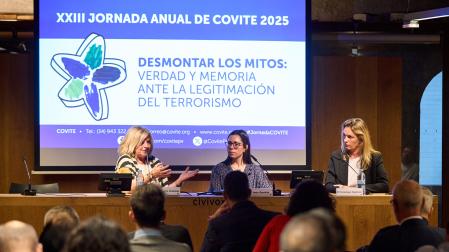 XXIII Jornada Anual de COVITE 2025 celebrada en Pamplona, un momento de la intervención de Consuelo Ordóñez en la mesa redonda 'Del ostracismo a la dignidad: las víctimas invisibles como ejemplo de paz y convivencia'