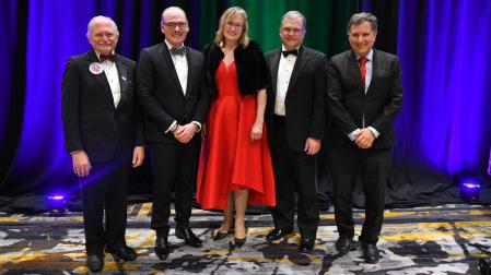 De izquierda a derecha, los doctores Michael Lotze, George Coukos, Julie R. Brahmer, F. Stephen Hodi e Ignacio Melero durante el reconocimiento.