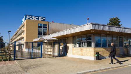 Imagen exterior de la factoría de SKF en Tudela