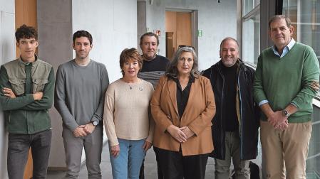 Antes de entrar en el Parlamento y desde la izquierda, Mikel Muñoz, Ibai Crespo, Isabel Gil, David Labeaga Carmen Puerta, David Cabrera e Íñigo Nagore