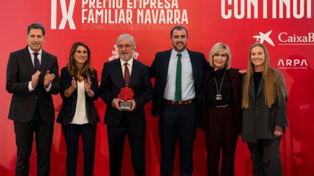 Jaime del Villar, fundador de Mainate, sostiene el galardón junto a su familia e Iñaki Ecay (presidente de ADEFAN) e Isabel Moreno (directora territorial Ebro de CaixaBank)