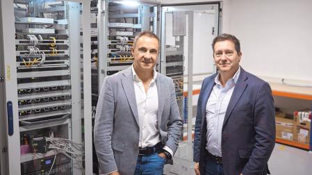 Tito Heredero (izquierda) y Alberto Madrid, presidente y director general, respectivamente, de Leadernet, delante de unos armarios de torres meteorológicas