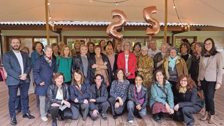 Foto de familia de las personas participantes en la jornada de celebración, en Huarte, de los 25 años de la red de infancia en Burlada