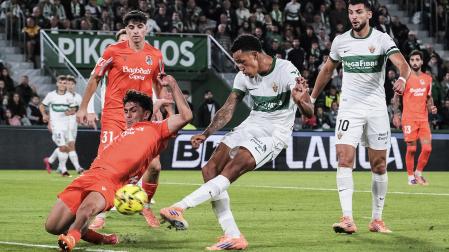 El delantero del Elche, Álvaro Rodríguez, anota el tanto que ponía por delante al Elche en el encuentro /