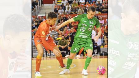El cierre ucraniano de Osasuna Magna, Ihor Korsun, protege el balón ante al presencia de Jesús Izquierdo, cierre del Jimbee /
