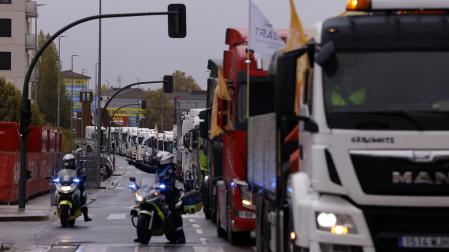 Más de un centenar de camiones han tomado este sábado las calles de Pamplona en respuesta a una convocatoria de las asociaciones TRADISNA, ANET e HIRU para reclamar al Gobierno de Navarra "peajes para nadie, fiscalidad justa e infraestructuras seguras" para el sector del transporte