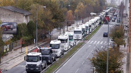 Más de un centenar de camiones han tomado este sábado las calles de Pamplona en respuesta a una convocatoria de las asociaciones TRADISNA, ANET e HIRU para reclamar al Gobierno de Navarra "peajes para nadie, fiscalidad justa e infraestructuras seguras" para el sector del transporte