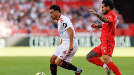 El defensa del Sevilla Gabriel Suazo (i) disputa un balón con el centrocampista del Osasuna Rubén García (d)