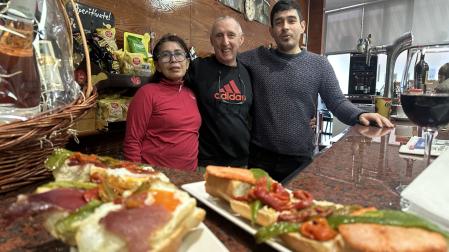 El matrimonio formado por Yesenia Rodríguez y José Miguel Arbizu junto a su hijo Óscar en el bar que gestionan desde hace tres años en la sede de la Asociación de Jubilados Ega de Estella.