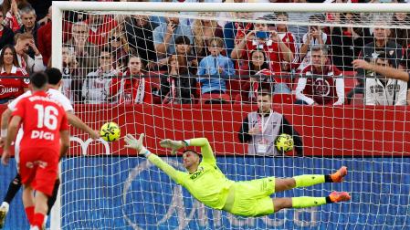 El centrocampista del Sevilla Rubén Vargas (i) marca el 1-0 de penalti