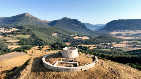 Vista aérea del castillo de Garaño, con la torre y la muralla reconstruidas tras el proceso de recuperación llevado a cabo junto al Ayuntamiento del Valle de Ollo.