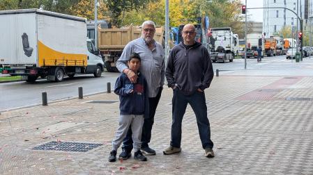 Patxi Setuáin, con su nieto Mikel, junto a Felipe Asensio en el exterior del estadio de El Sadar momentos antes de iniciar la caravana