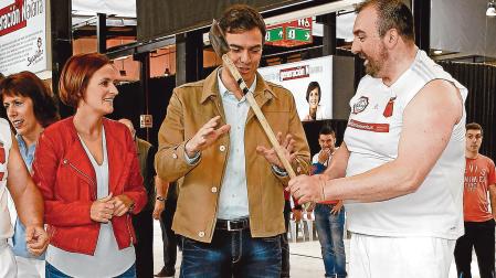 Pedro Sánchez y María Chivite, el 25 abril de 2015 -cuando él era secretario general del PSOE y ella, secretaria general del PSN-, charlan con Koldo García, en una exhibición de aizkolaris en Pamplona, con motivo del Día de la Rosa, la fiesta anual del partido socialista