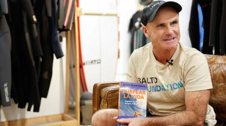 - El surfista ciego Aitor Francescena posa en la localidad guipuzcoana de Zarautz