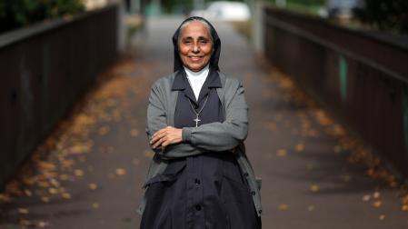 Savita Parmar, hermana de la Caridad de Santa Ana, nació en India hace 71 años y coordina el centro Elsie Gaches para personas con discapacidad en Filipinas. En la imagen, en un parque de Pamplona