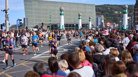 Fotos de la Behobia-San Sebastián en la que han participado más de 1.000 navarros.