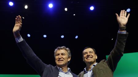 El presidente de la Junta y del Partido Popular en Andalucía, Juanma Moreno (d), junto al líder del partido, Alberto Núñez Feijóo (i), en la jornada de clausura al XVII Congreso del PP de Andalucía que se celebra este domingo en el Palacio de Congresos de Sevilla.